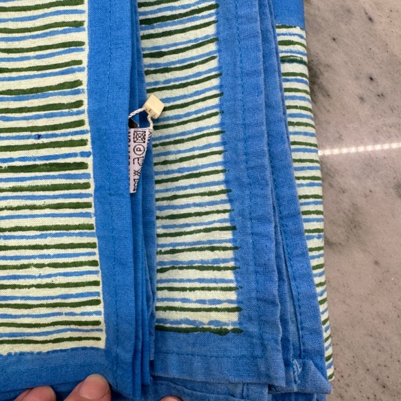 NWT - Ten Thousand Villages - Table Cloth 70x90 and Napkins Set - Picture 10 of 14